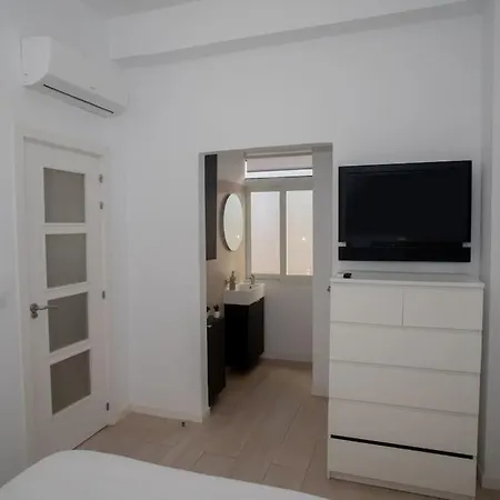 Acogedor Frente A Torres De Serrano Apartamento *
